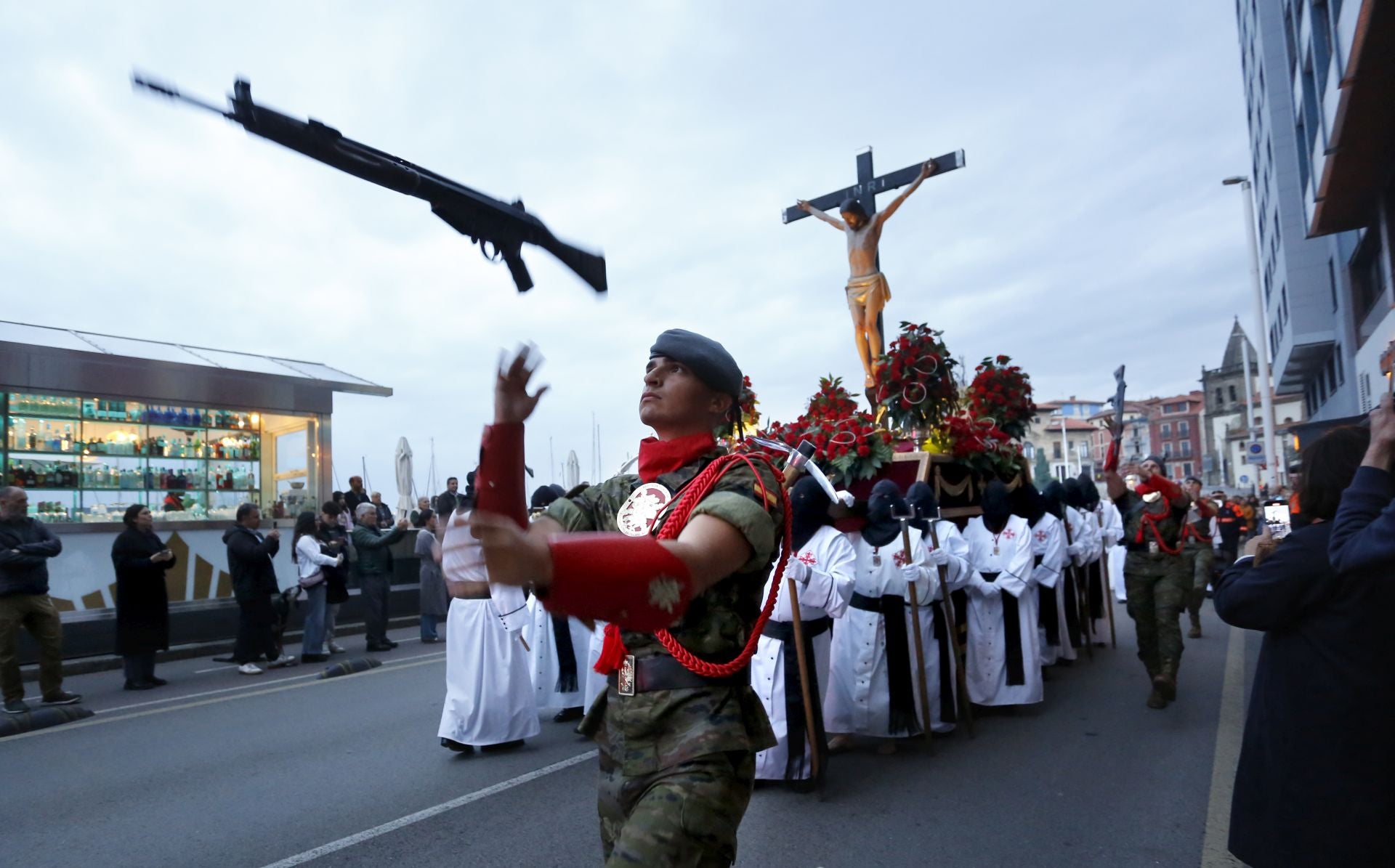 El Cristo de la Misericordia procesiona por Gijón