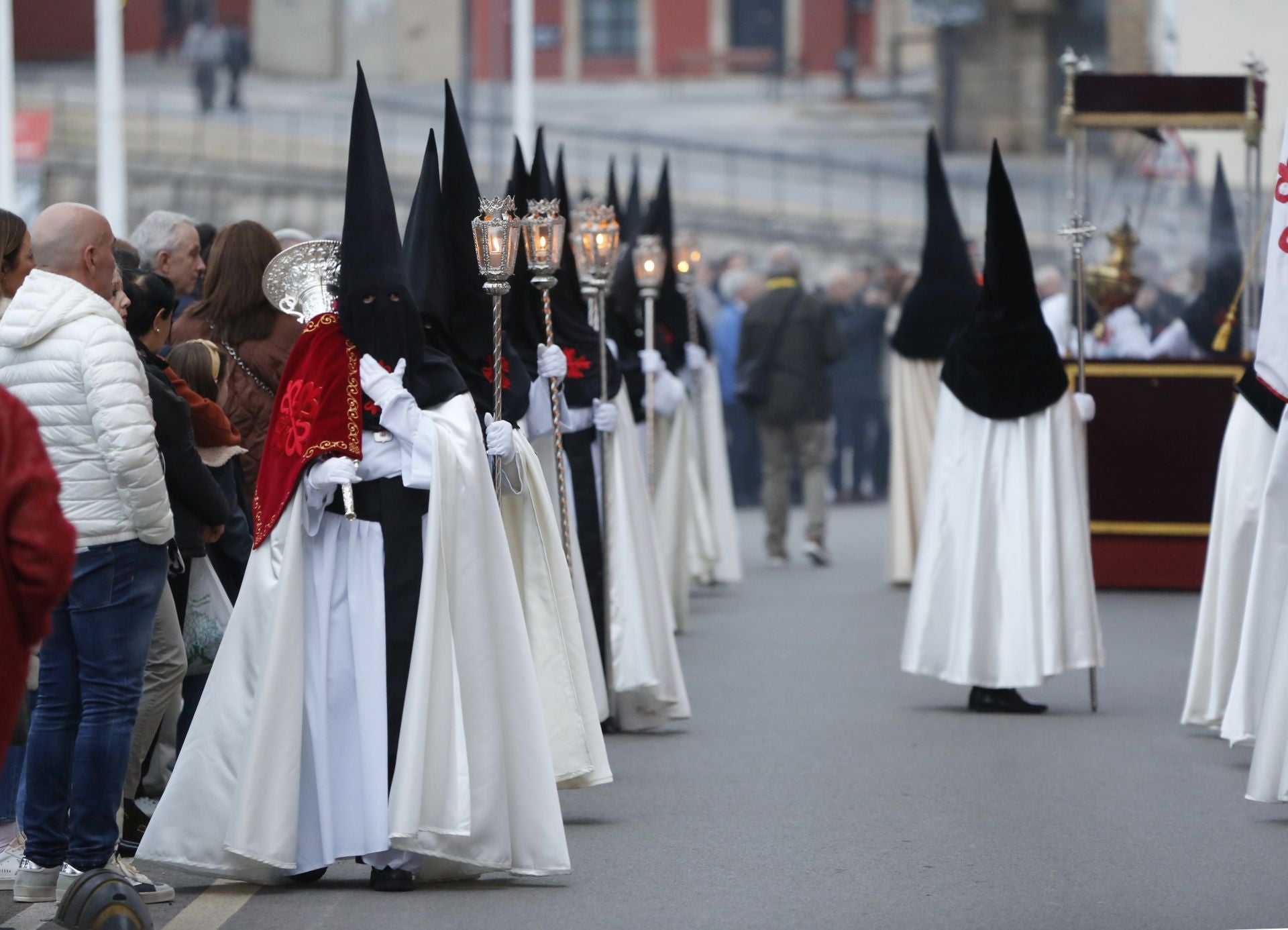 El Cristo de la Misericordia procesiona por Gijón
