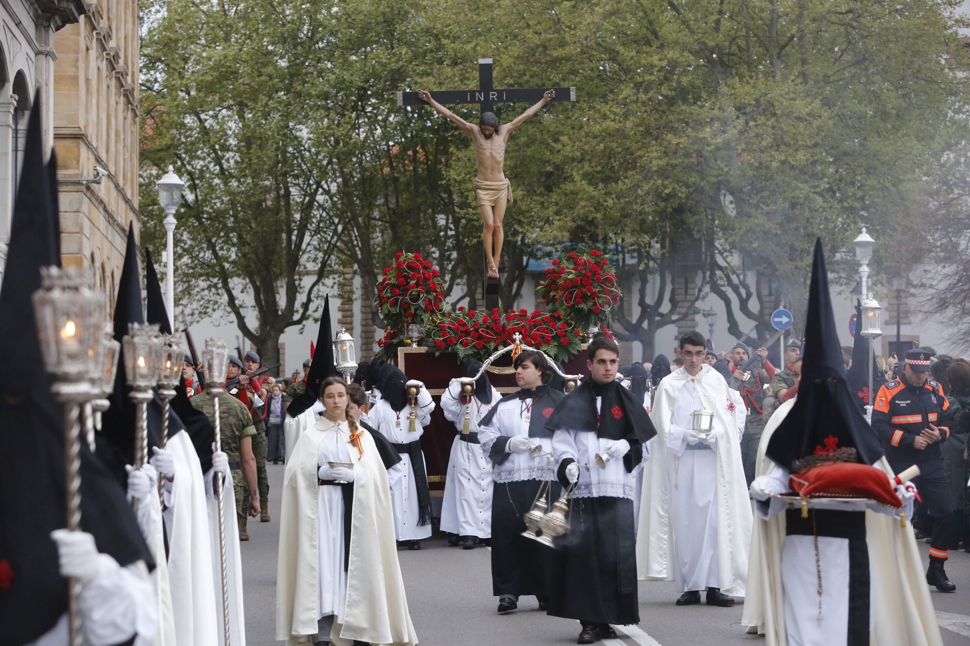 El Cristo de la Misericordia procesiona por Gijón