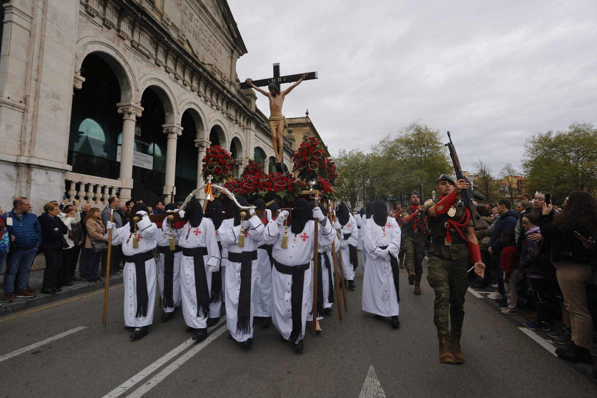 El Cristo de la Misericordia procesiona por Gijón