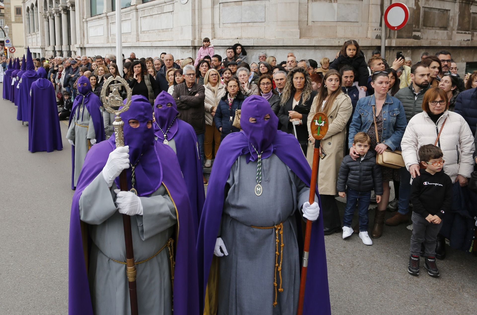El Cristo de la Misericordia procesiona por Gijón