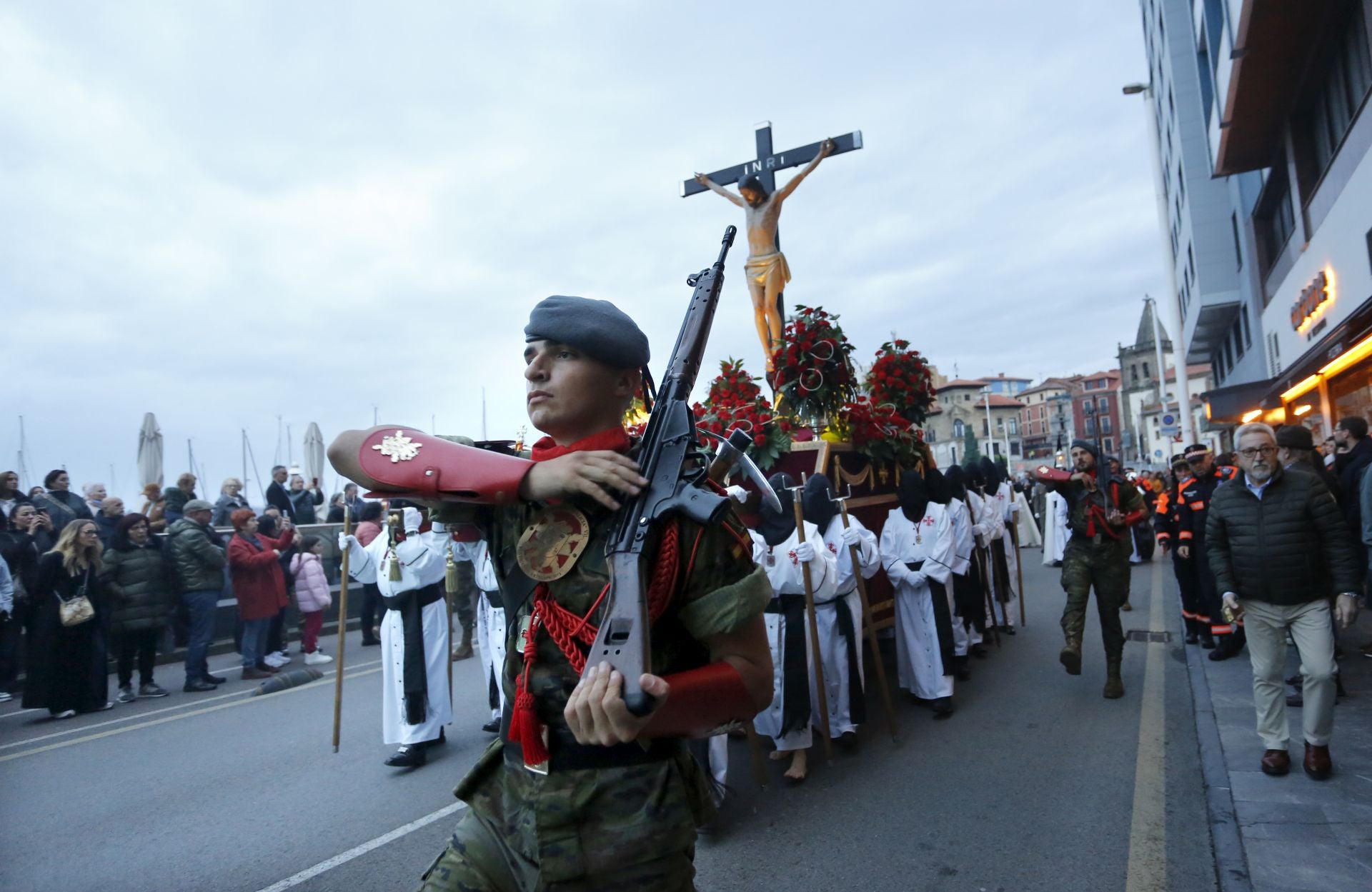 El Cristo de la Misericordia procesiona por Gijón