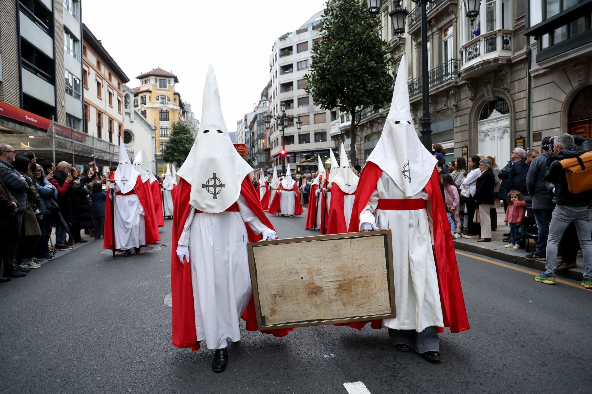 Jesús Cautivo recorre las calles de Oviedo