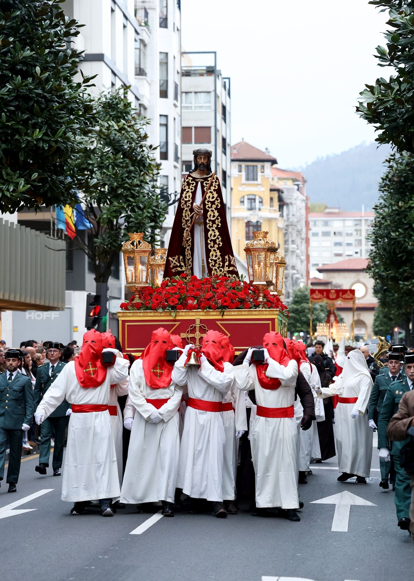 Jesús Cautivo recorre las calles de Oviedo