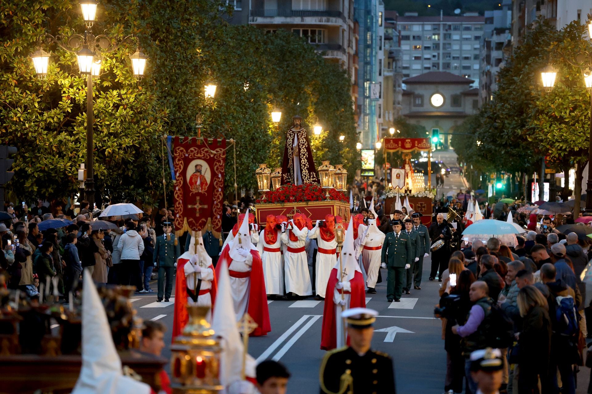 Jesús Cautivo recorre las calles de Oviedo