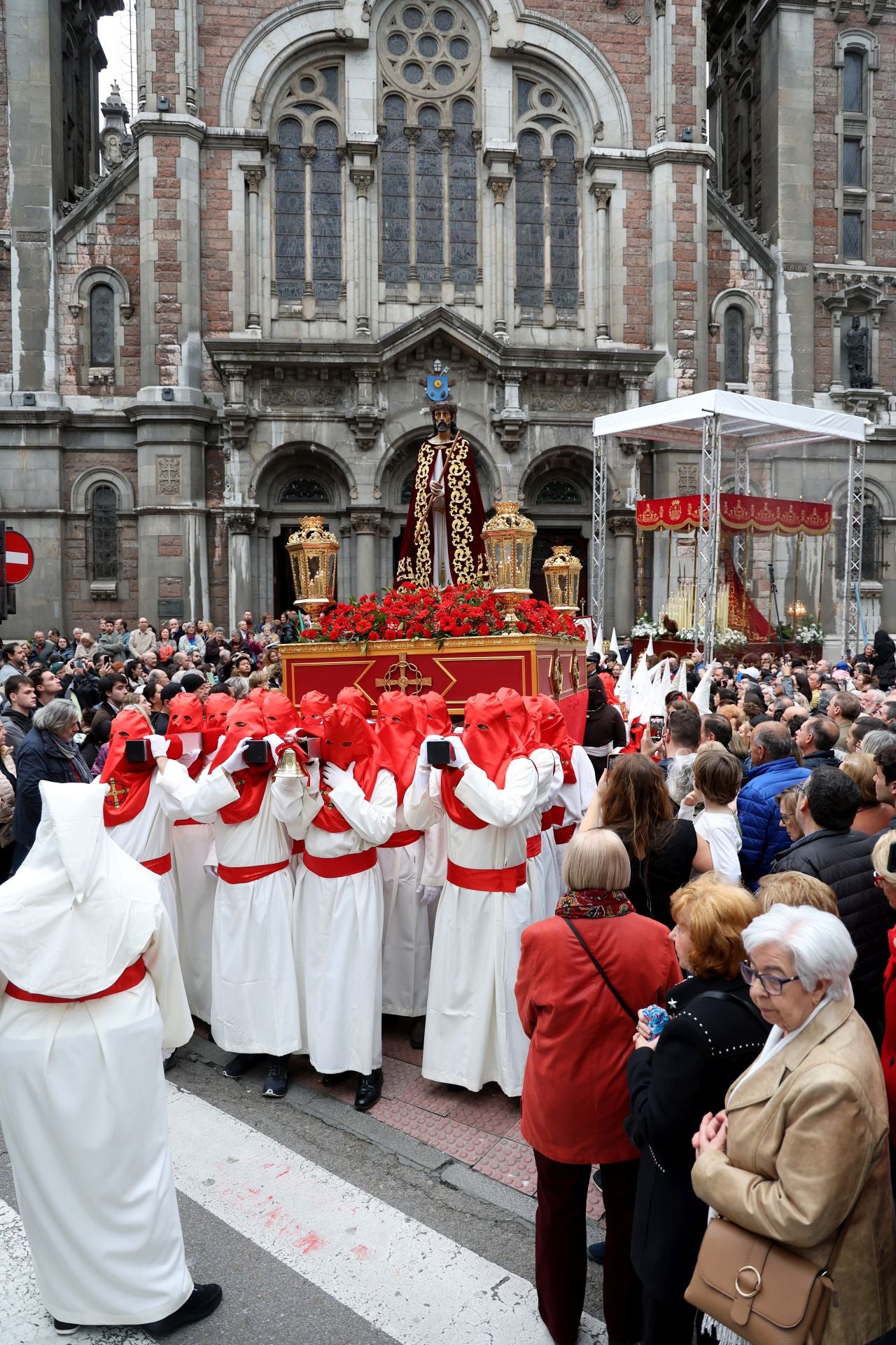 Jesús Cautivo recorre las calles de Oviedo