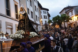 La Dolorosa seguida por los vecinos de Villaviciosa en la procesión del Calvario