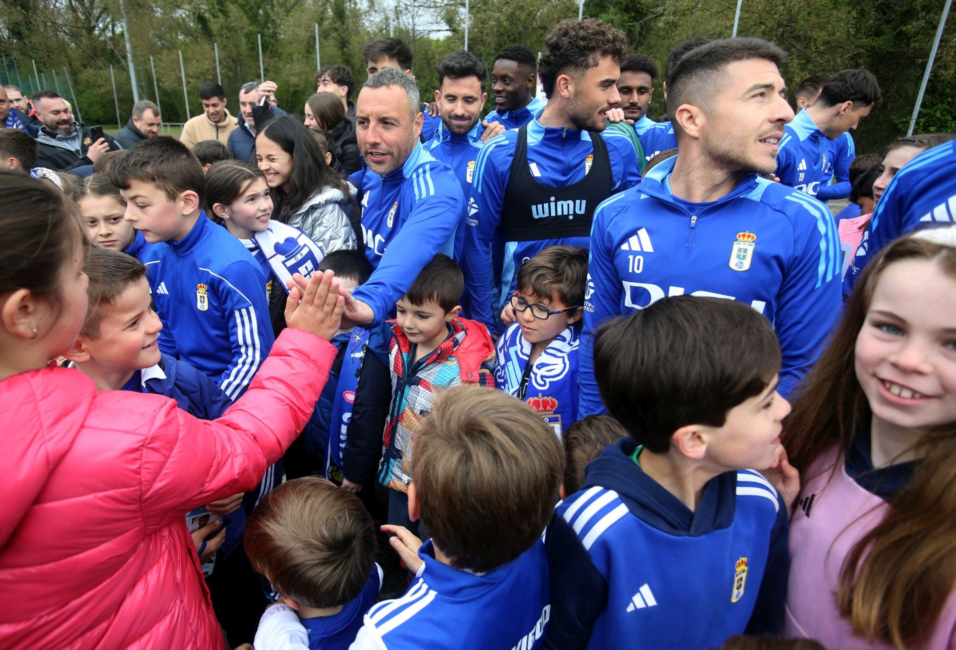 Los oviedistas más jóvenes, volcados con su equipo