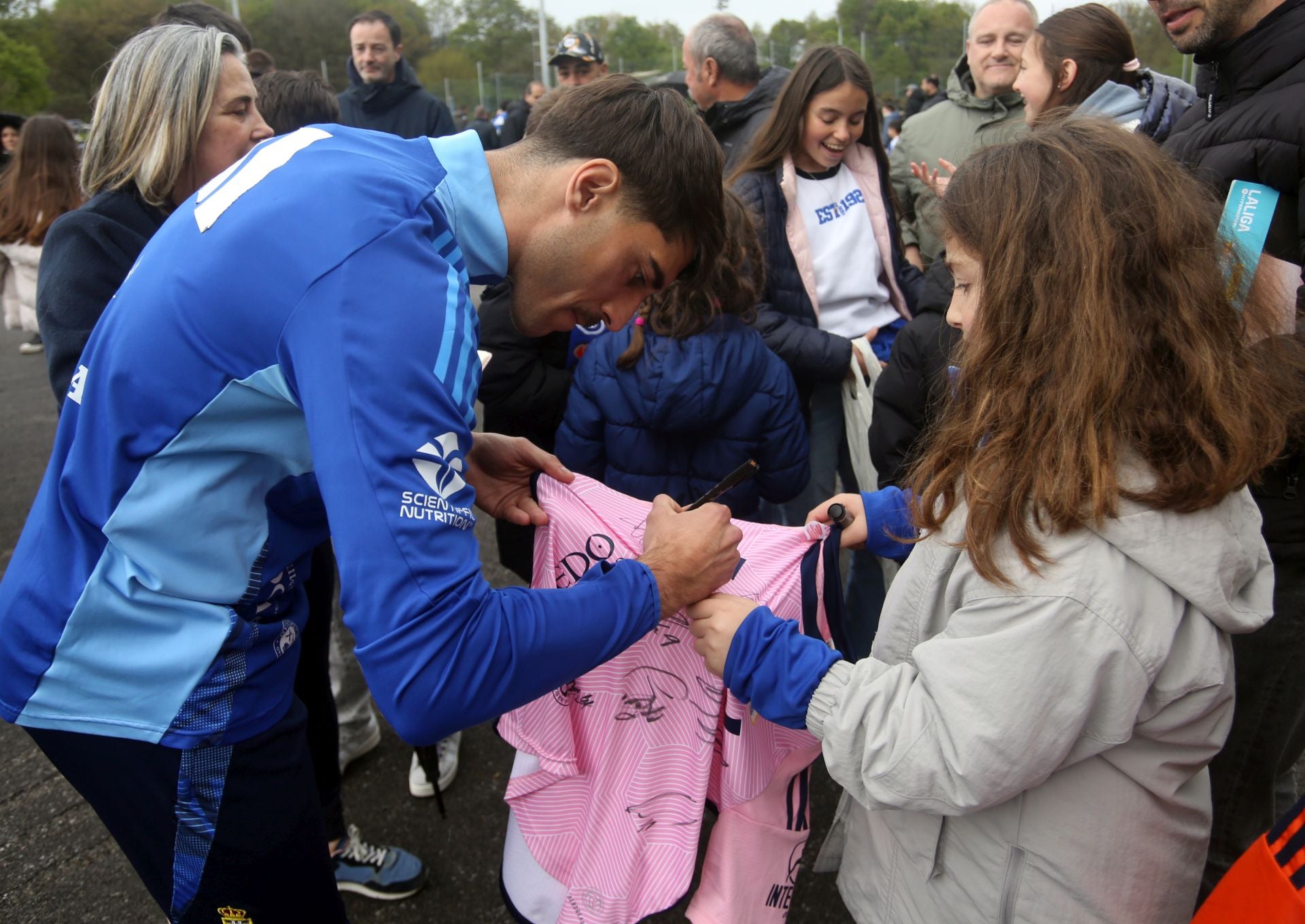 Los oviedistas más jóvenes, volcados con su equipo
