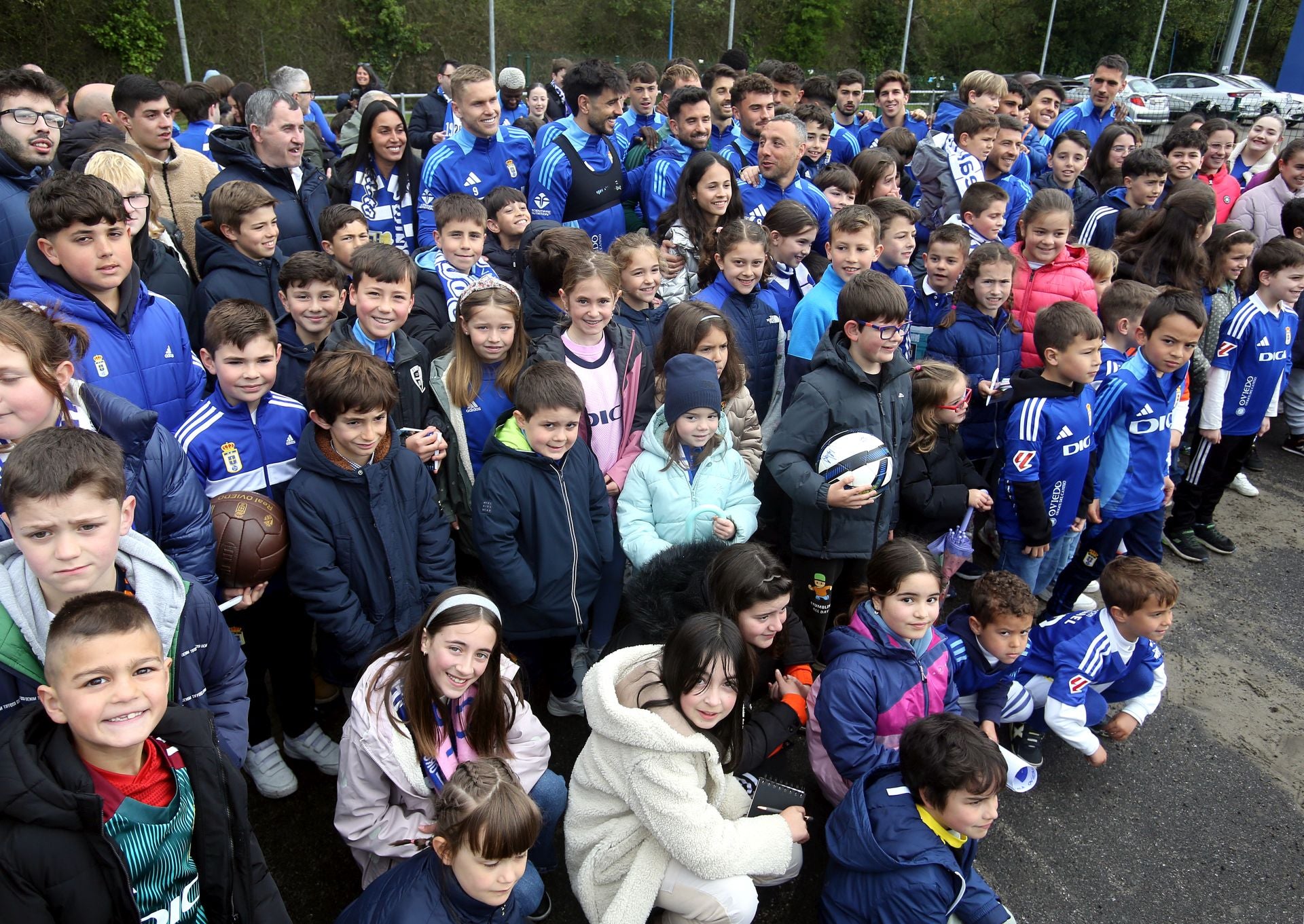 Los oviedistas más jóvenes, volcados con su equipo