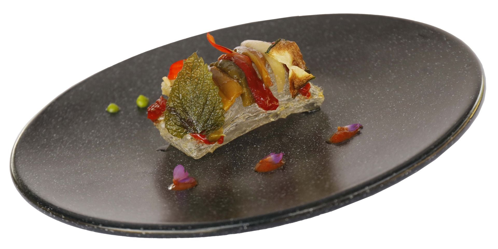 Plato de escalivada sobre cristal del restaurante Casa Chema, en Oviedo.