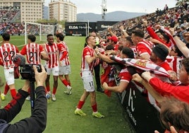 Jugadores y afición del Sporting de Gijón.