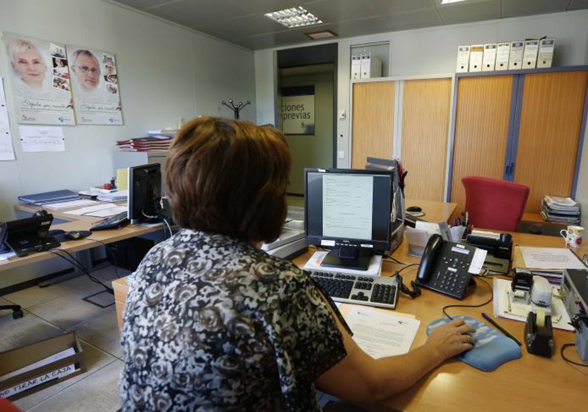 Una funcionaria tramita una petición de testimonio vital