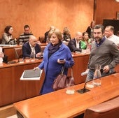 La alcaidesa, Mariví Monteserín, entra en el salón de plenos seguida del portavoz socialista, Manuel Campa.