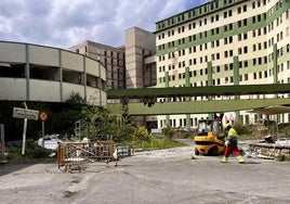Un operario, en la zona perimetrada del antiguo HUCA en la que comenzarán los derribos.