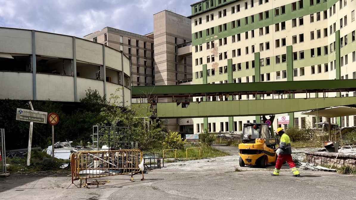 Un operario, en la zona perimetrada del antiguo HUCA en la que comenzarán los derribos.