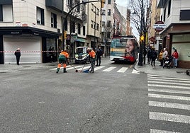 Un autobús embiste a un vehículo que apuró un semáforo en la avenida Schulz, en Gijón