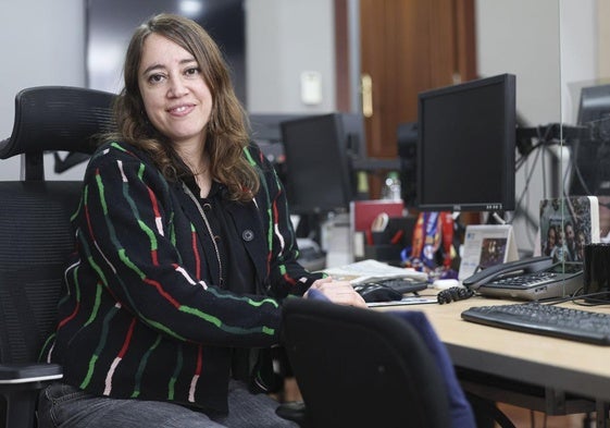 Lucía González posa en la redacción de LA VOZ DE AVILÉS.