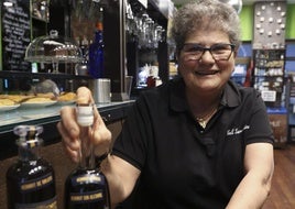 Geli Zarracina enseña algunas de las referencias sin alcohol en su vermutería gijonesa.