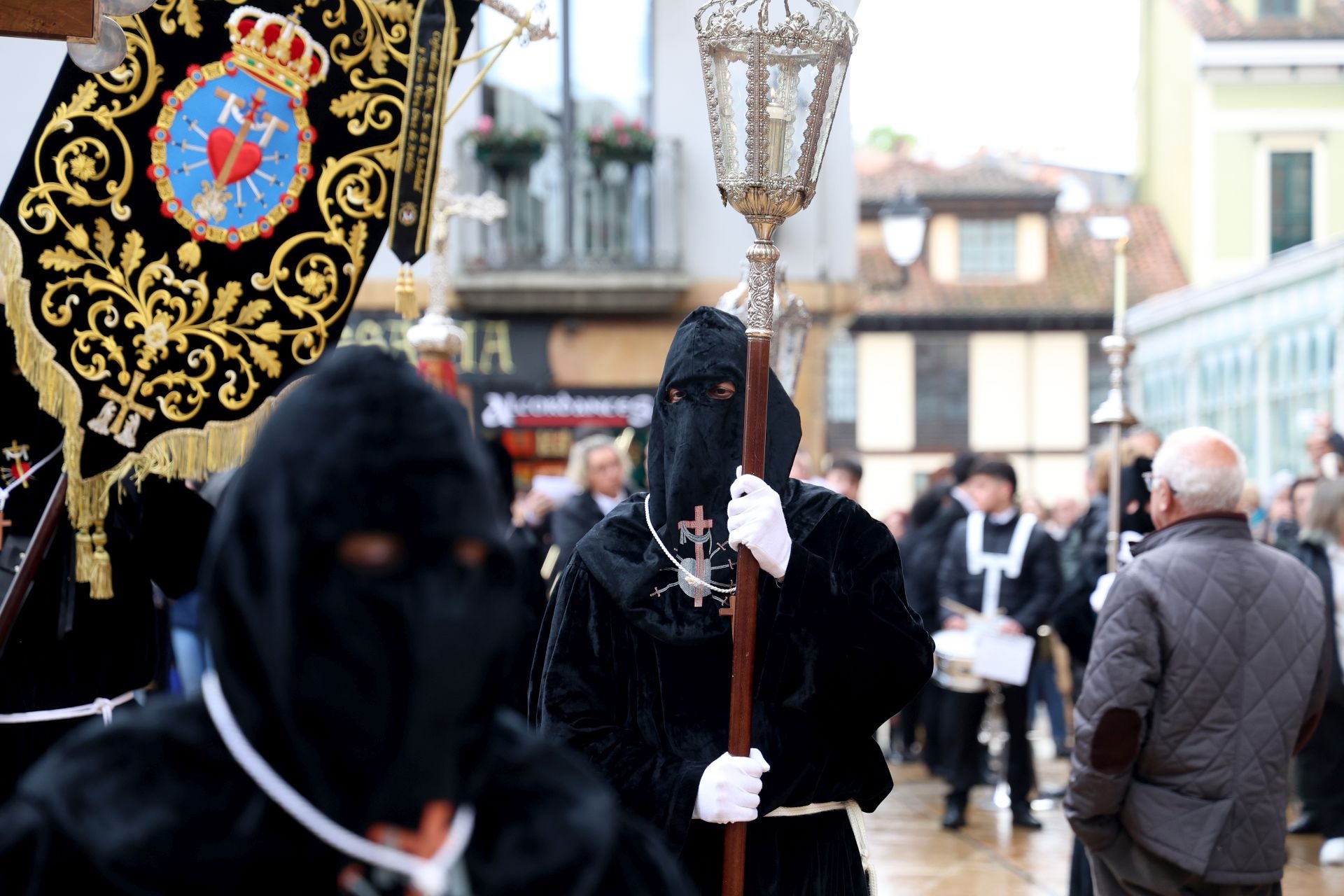 Fotos: La devoción por el Santo Sudario en la Catedral de Oviedo y la procesión del Santo Entierro