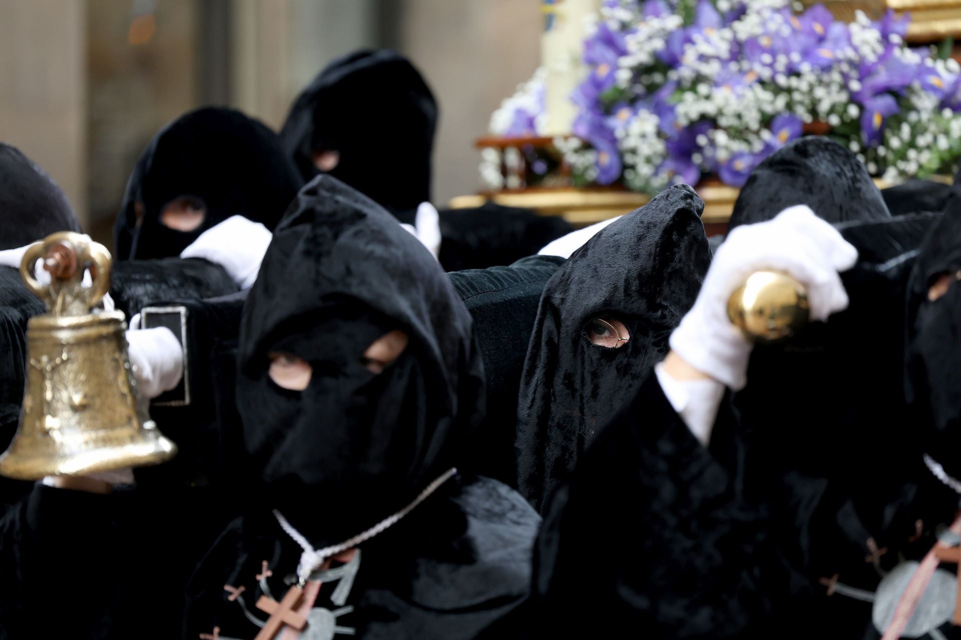 Fotos: La devoción por el Santo Sudario en la Catedral de Oviedo y la procesión del Santo Entierro