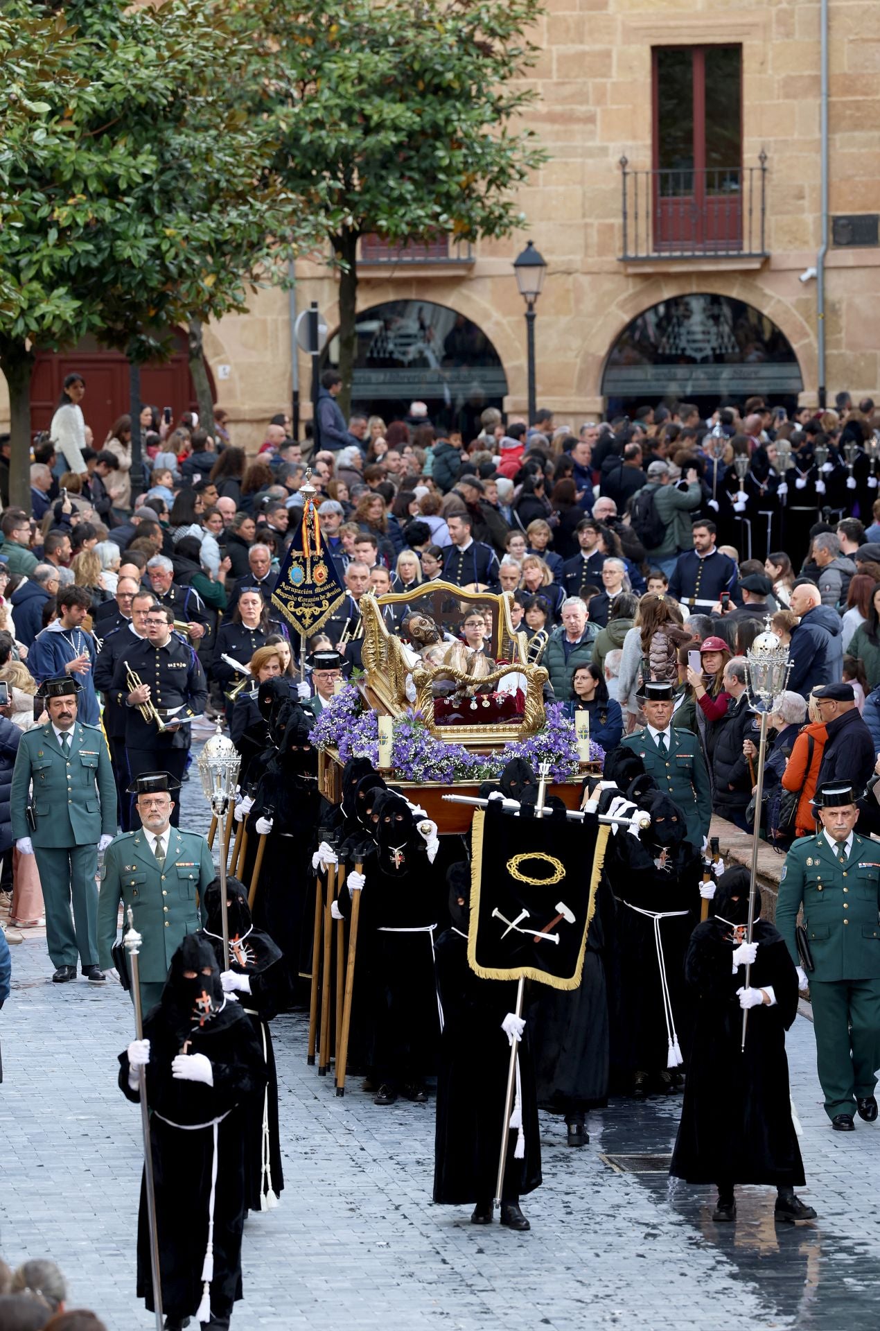 Fotos: La devoción por el Santo Sudario en la Catedral de Oviedo y la procesión del Santo Entierro