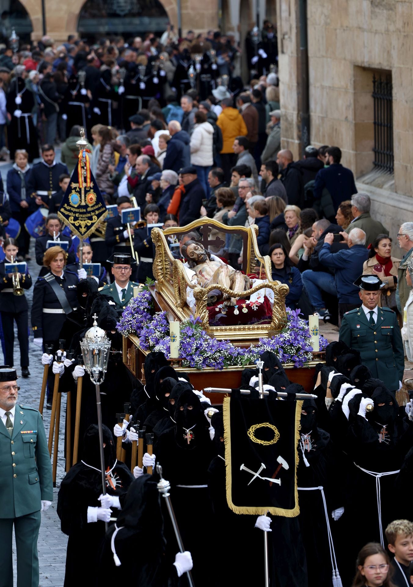 Fotos: La devoción por el Santo Sudario en la Catedral de Oviedo y la procesión del Santo Entierro