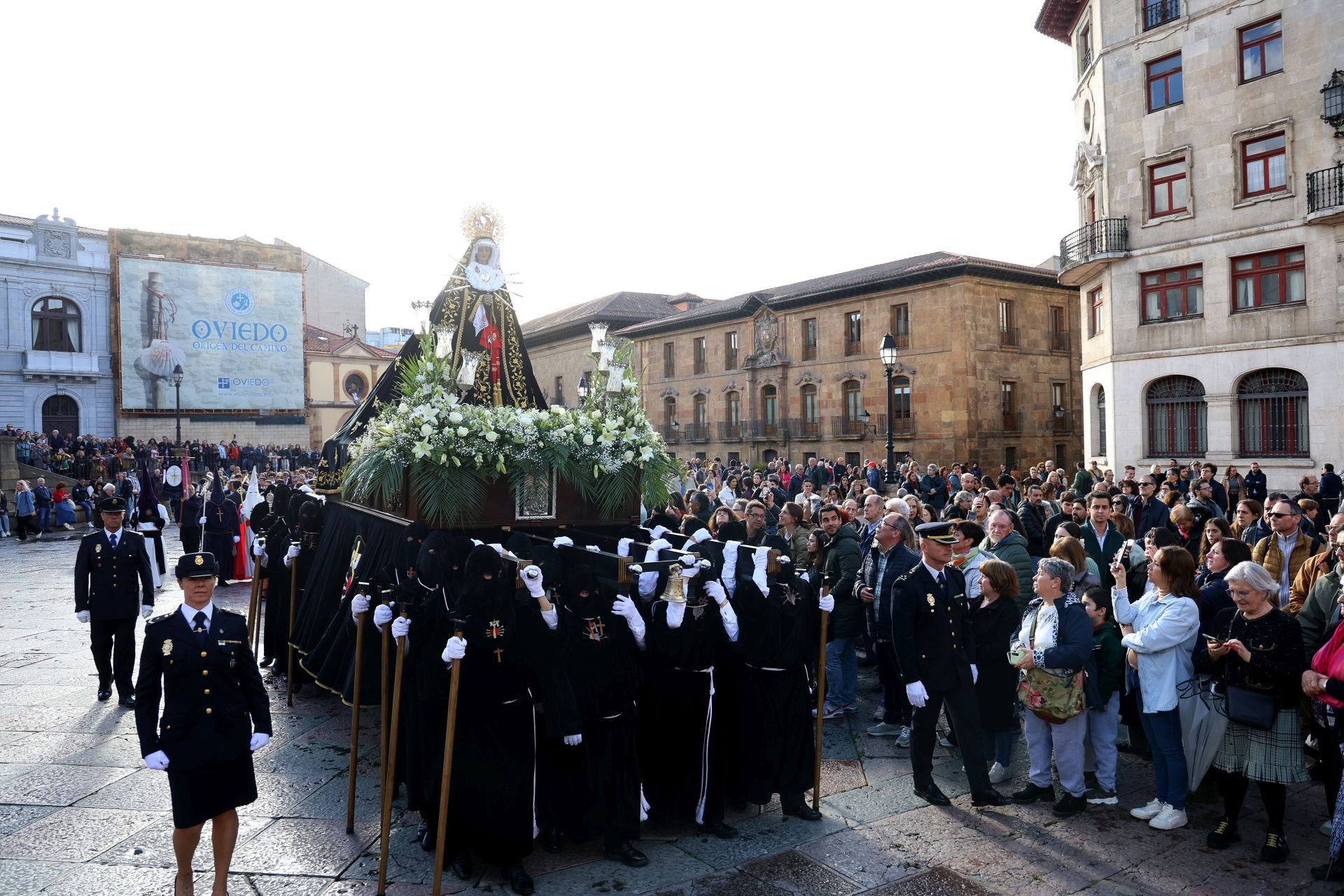 Fotos: La devoción por el Santo Sudario en la Catedral de Oviedo y la procesión del Santo Entierro