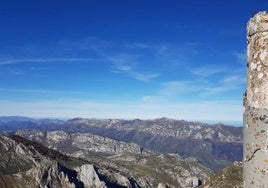 Un helicóptero rescata a mujer que se desorientó haciendo una ruta de montaña en los Picos de Europa