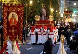 La procesión de Jesús Cautivo, a su paso por la calle de Uría.