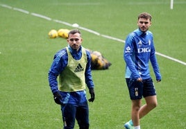 Álex Cardero, jugador del Real Oviedo: «Quedan siete finales y vamos a muerte»