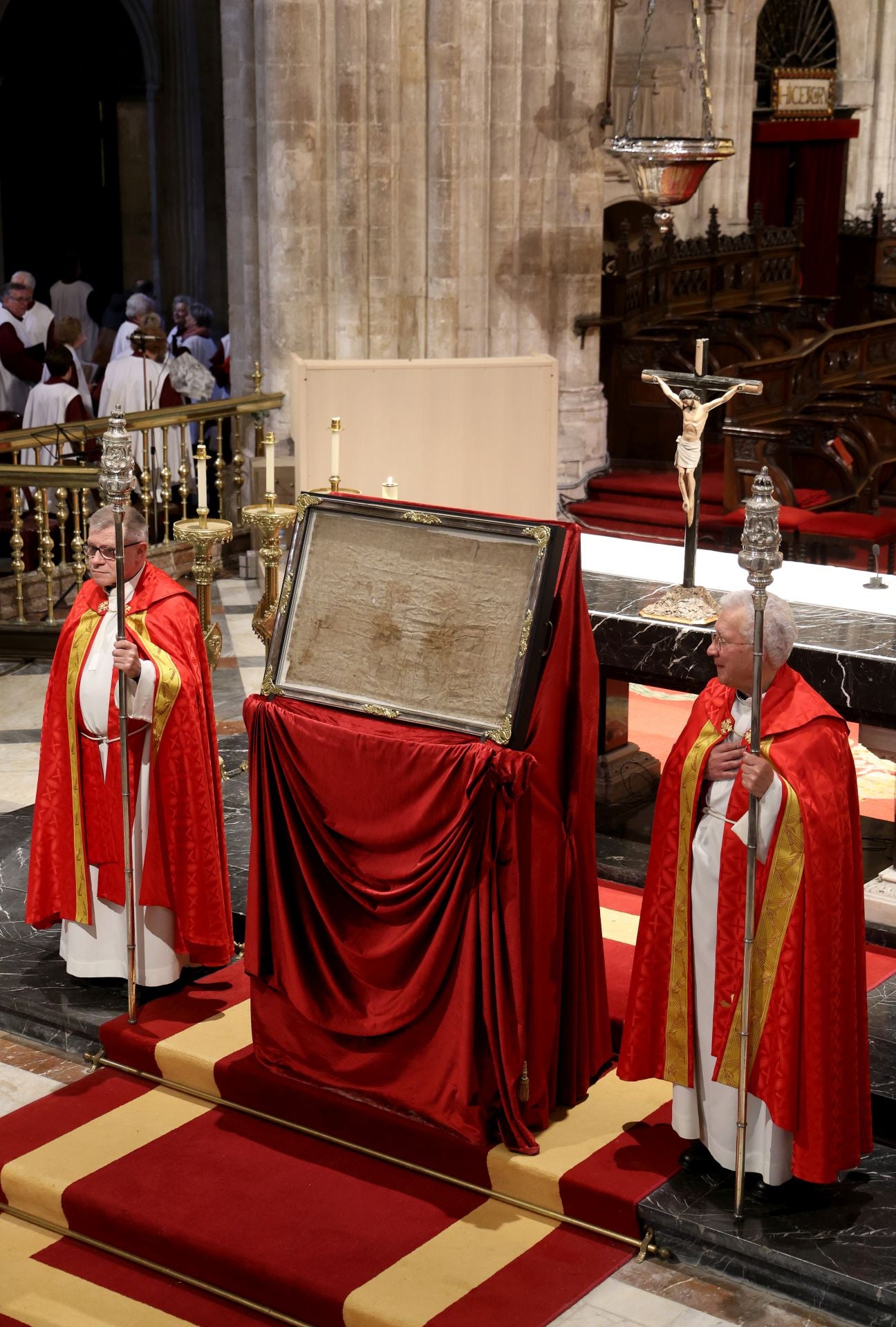 Fotos: La devoción por el Santo Sudario en la Catedral de Oviedo y la procesión del Santo Entierro