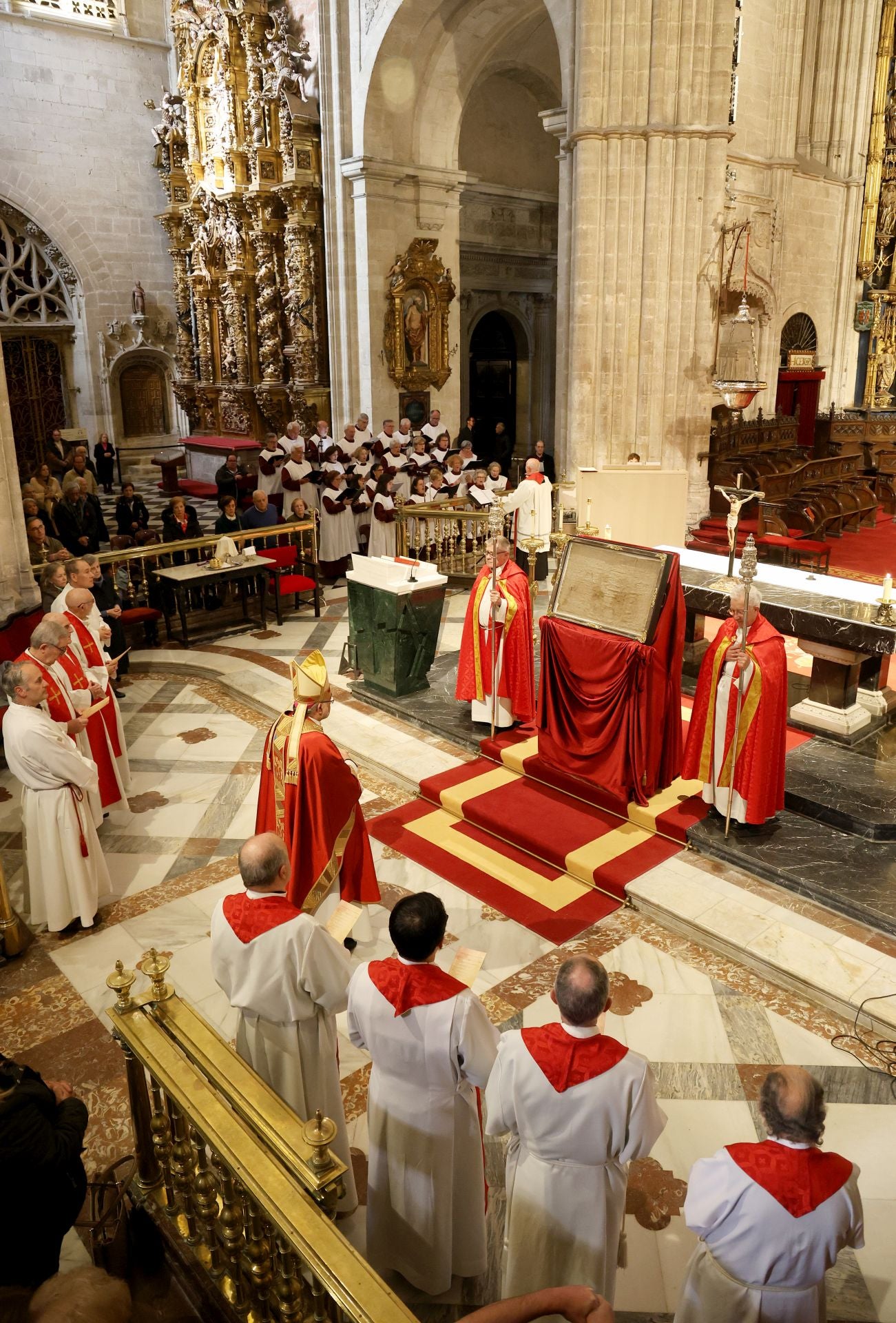 Fotos: La devoción por el Santo Sudario en la Catedral de Oviedo y la procesión del Santo Entierro