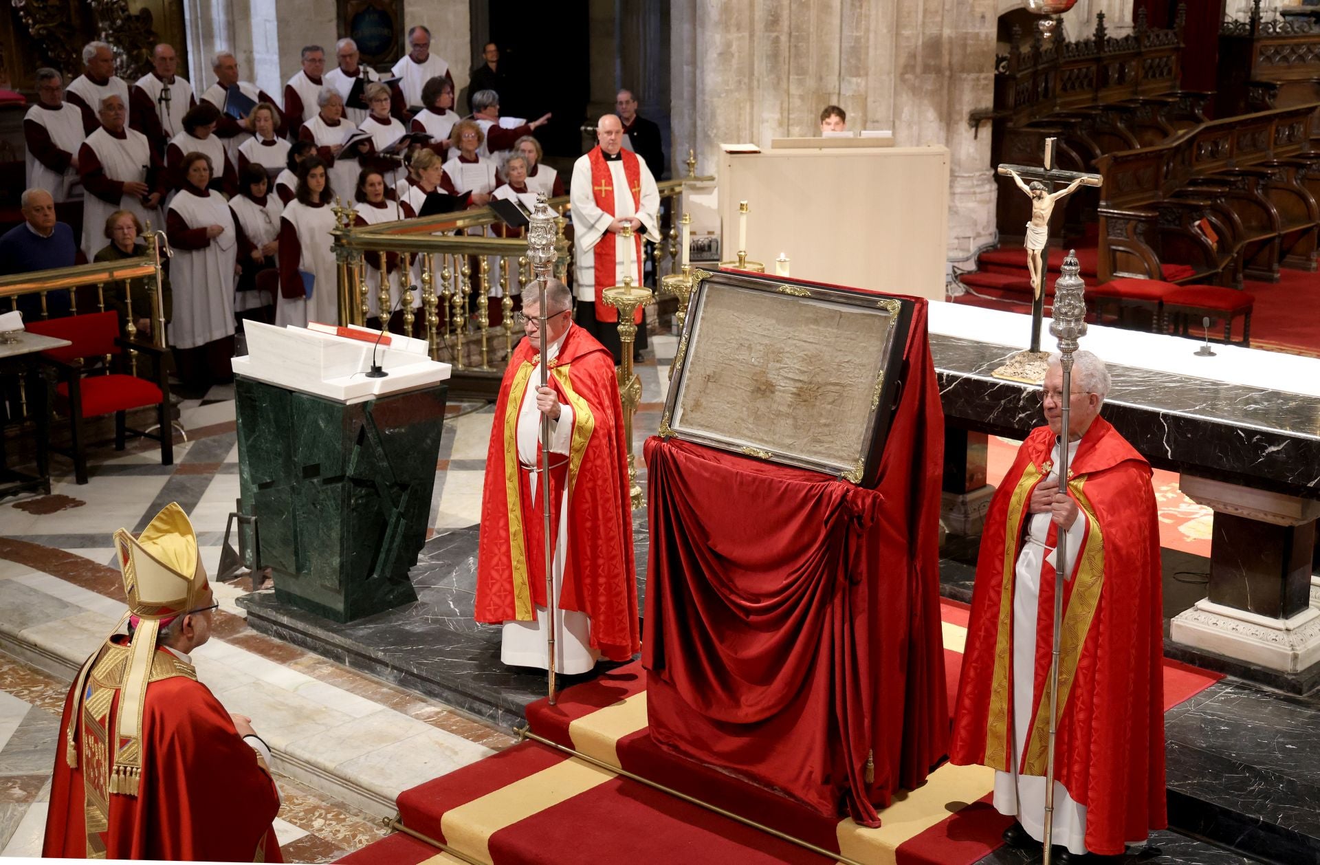 Fotos: La devoción por el Santo Sudario en la Catedral de Oviedo y la procesión del Santo Entierro