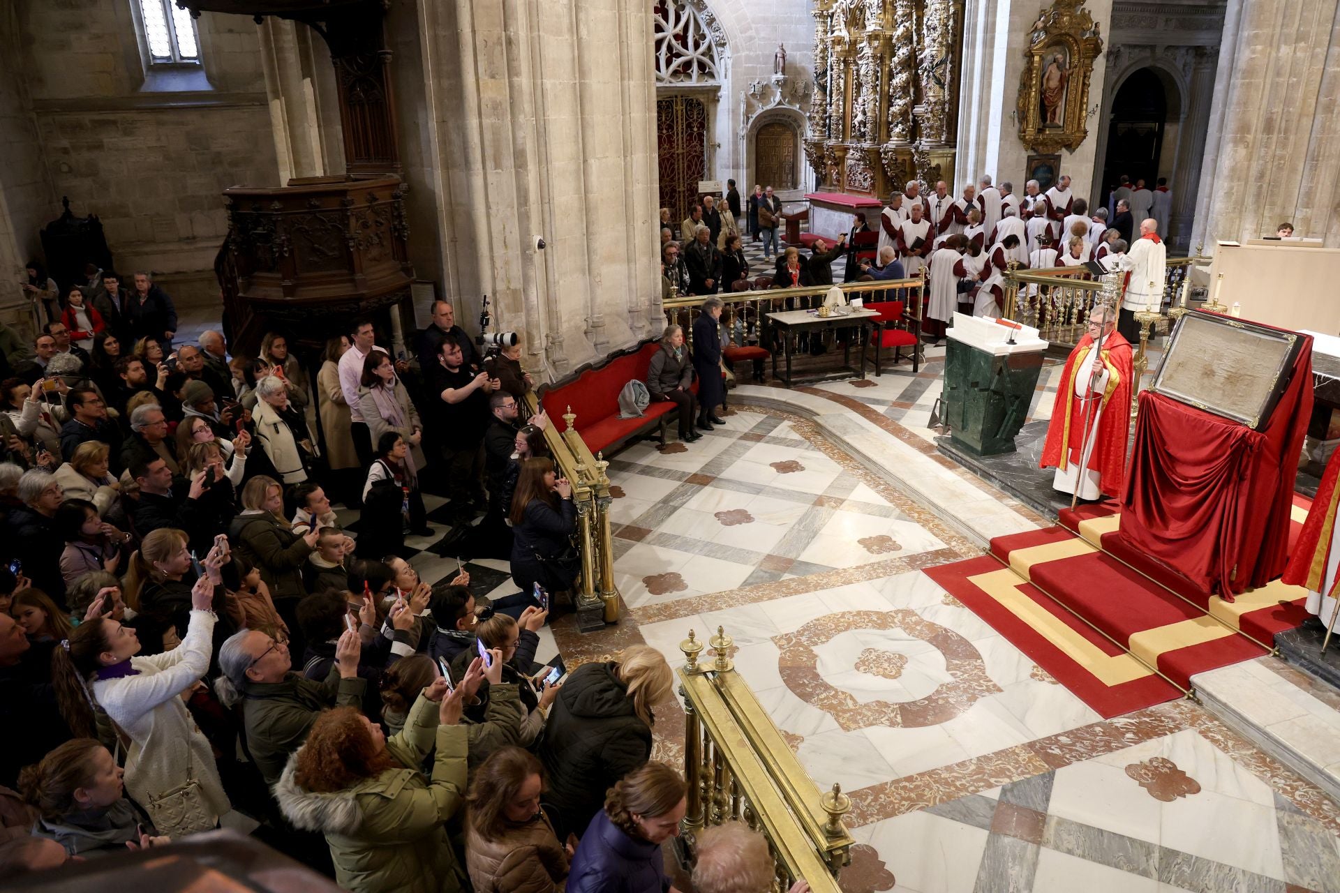 Fotos: La devoción por el Santo Sudario en la Catedral de Oviedo y la procesión del Santo Entierro