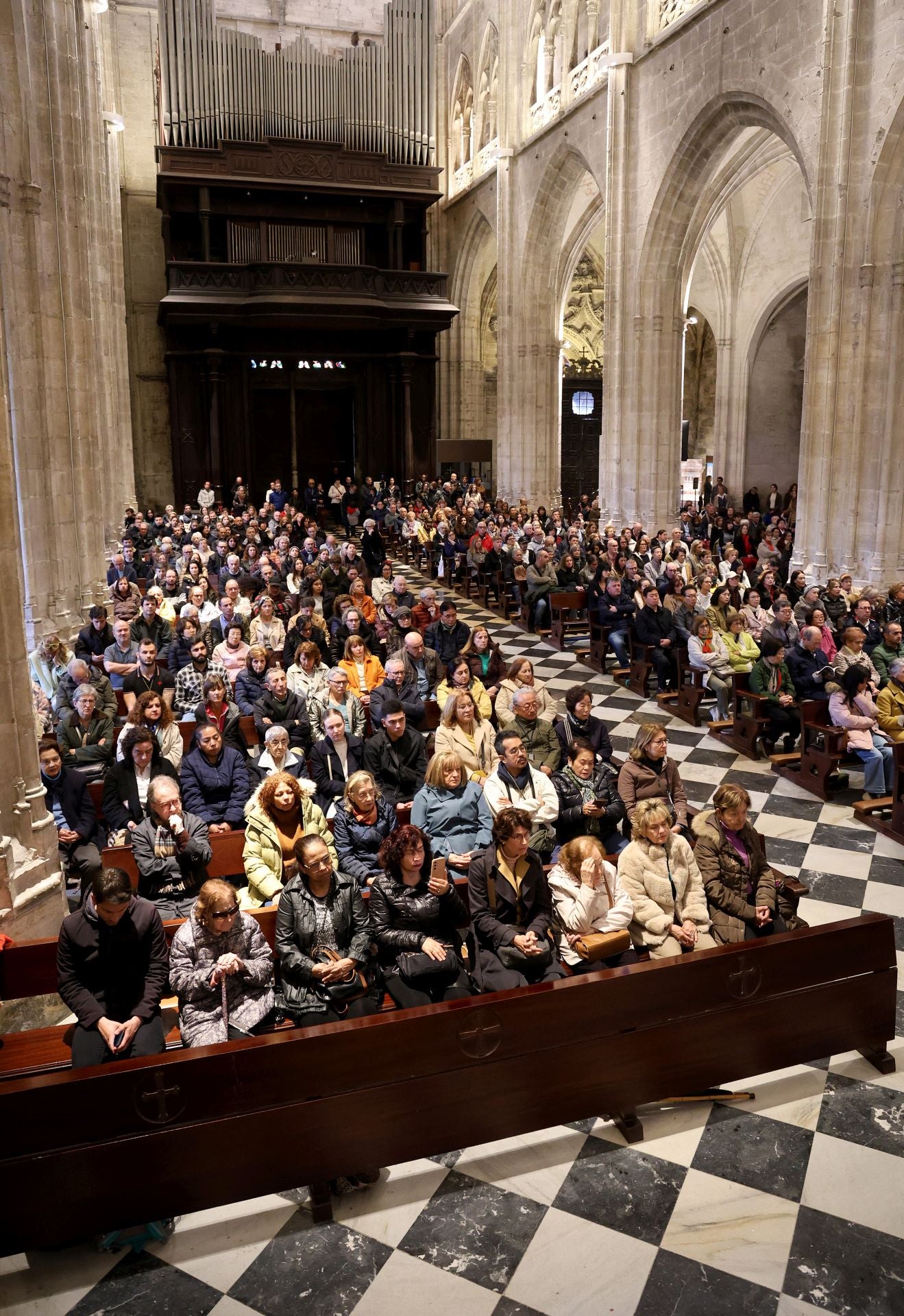 Fotos: La devoción por el Santo Sudario en la Catedral de Oviedo y la procesión del Santo Entierro