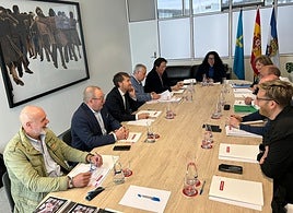 Detalle de la reunión del Patronato de la Fundación Niemeyer celebrada el pasado lunes.