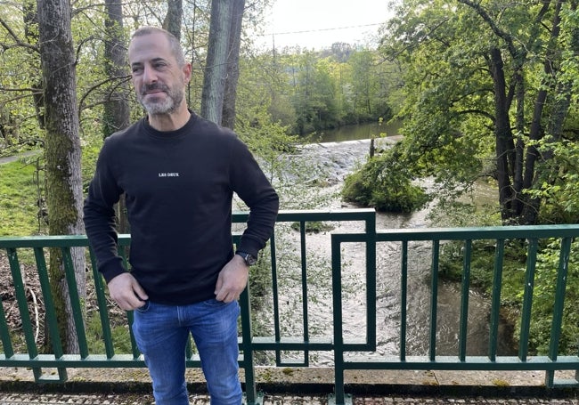El alcalde de Siero, junto al río Nora en La Pola.