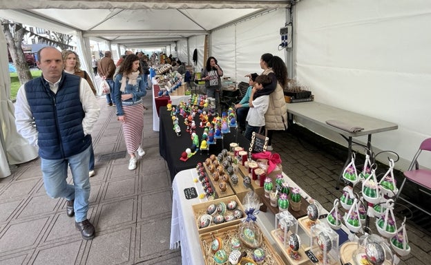 El público, visitando los puestos de los Güevos Pintos.