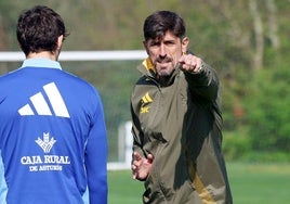 Paunovic da indicaciones a Luengo en un entrenamiento del Real Oviedo.