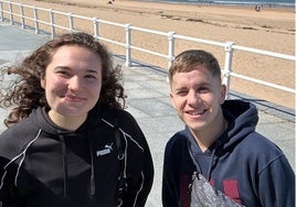 Sara Vicente e Isaac Carvalho, en la playa de San Lorenzo.