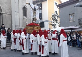 El Cristo de la Buena Muerte a la salida de la iglesia de San Pedro, en Grado, durante la procesión de las Siete Palabras
