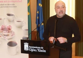 Guzmán Pendás, concejal de Servicios Sociales del Ayuntamiento de Gijón, durante la presentación de los resultados de una encuenta telefónica a mayores del distrito centro, en febrero.
