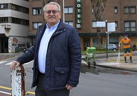 José Ramón García Cañal, en los Jardines de la Reina, mientras un trabajador de Emulsa baldea la calle.