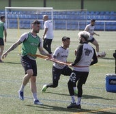 Kevin Bautista, que podría rotar frente al Rayo Cantabria, realiza un ejercicio junto a Isi Ros, con Natalio riéndose detrás.