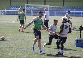 Kevin Bautista, que podría rotar frente al Rayo Cantabria, realiza un ejercicio junto a Isi Ros, con Natalio riéndose detrás.