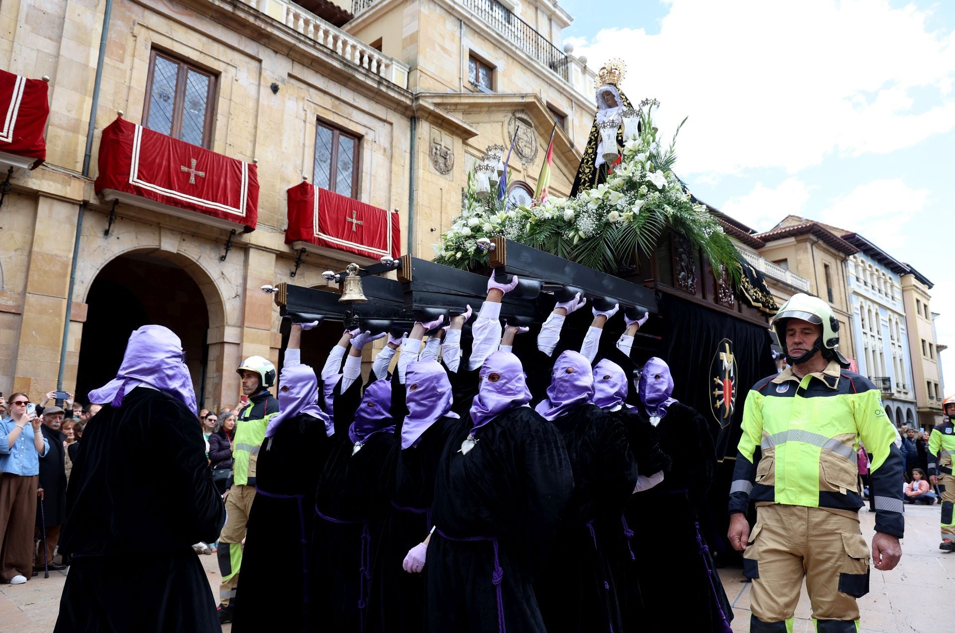 Fotos: La procesión de la Soledad en Oviedo
