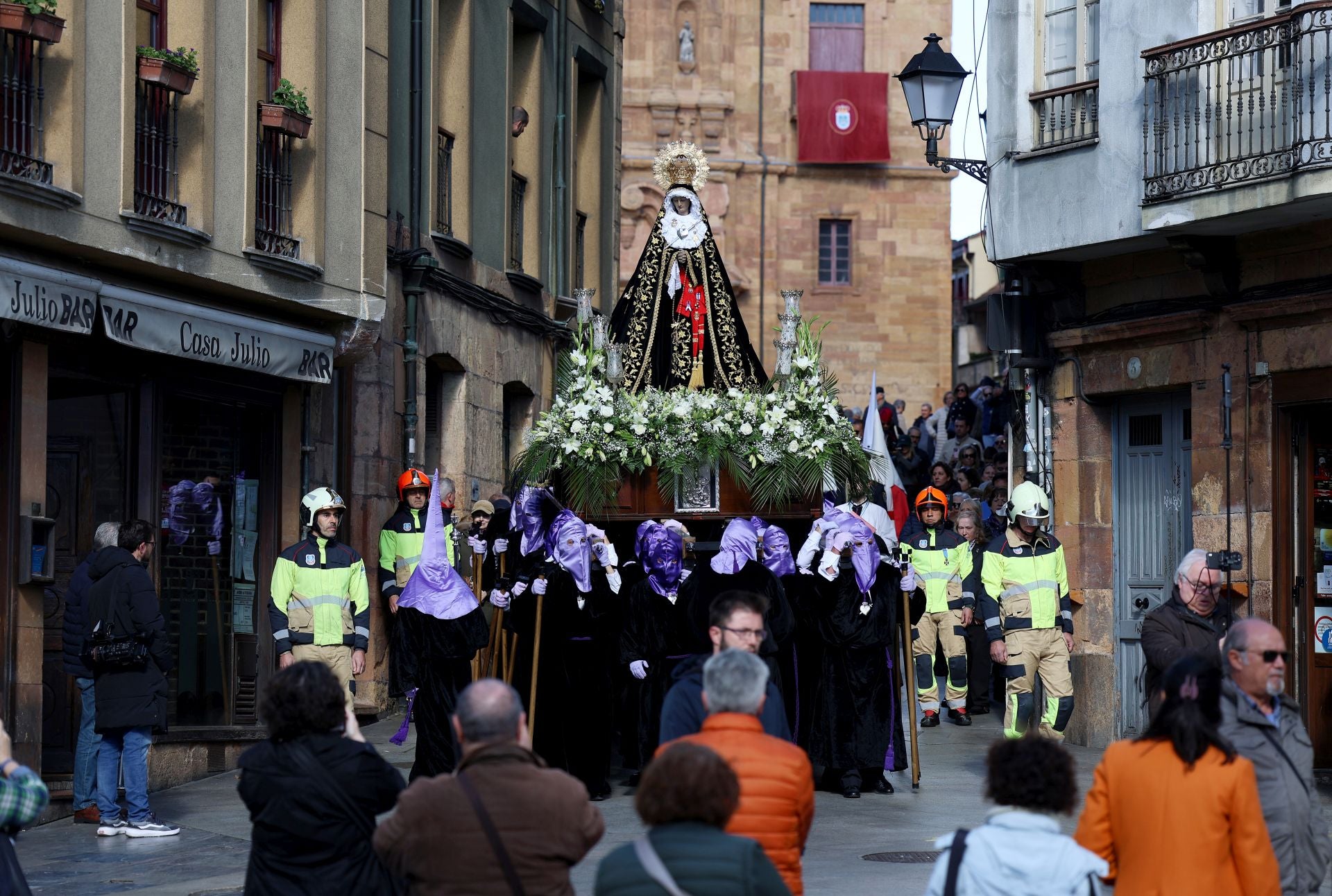 Fotos: La procesión de la Soledad en Oviedo
