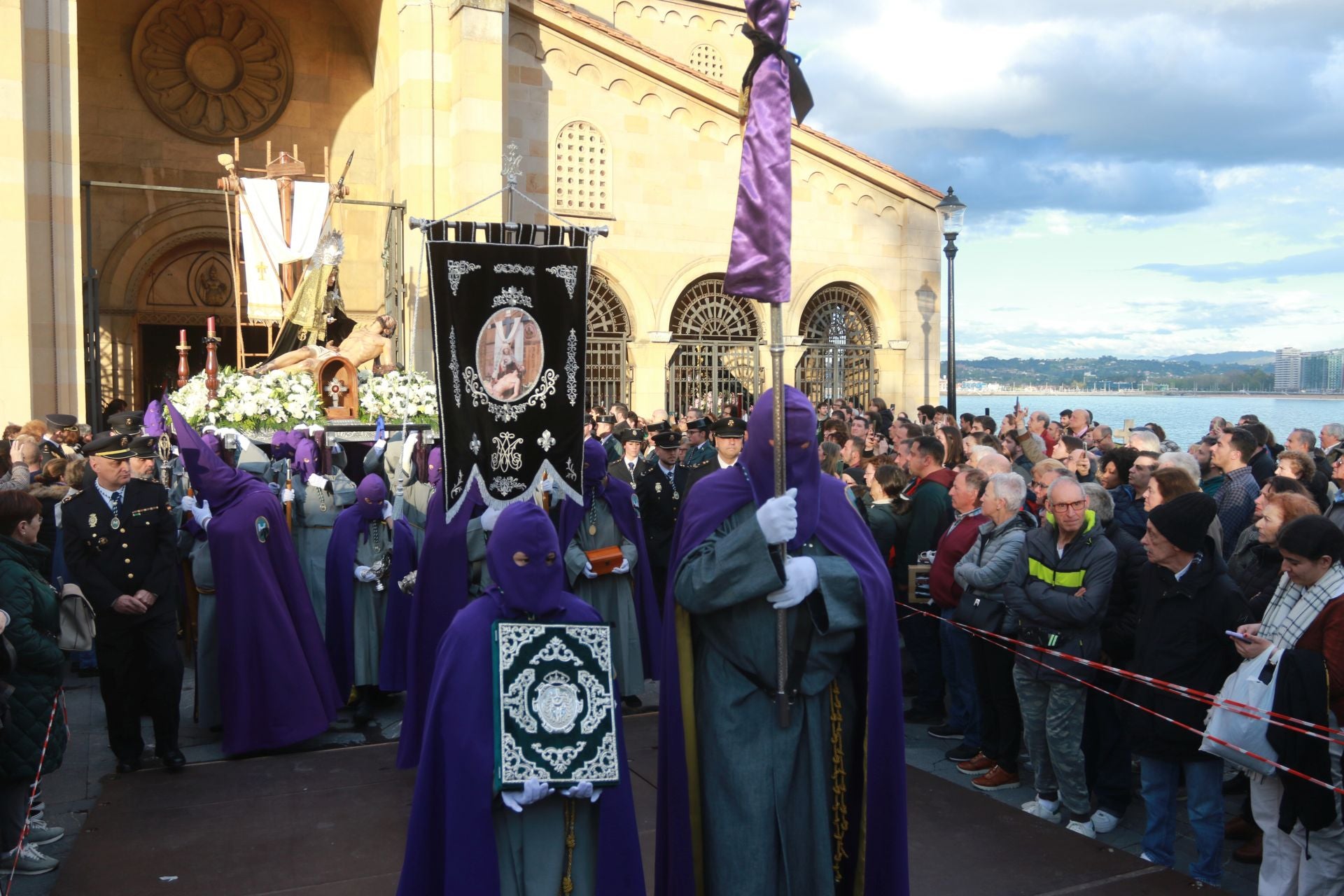 La procesión del Santo Entierro de Gijón desafía a la lluvia
