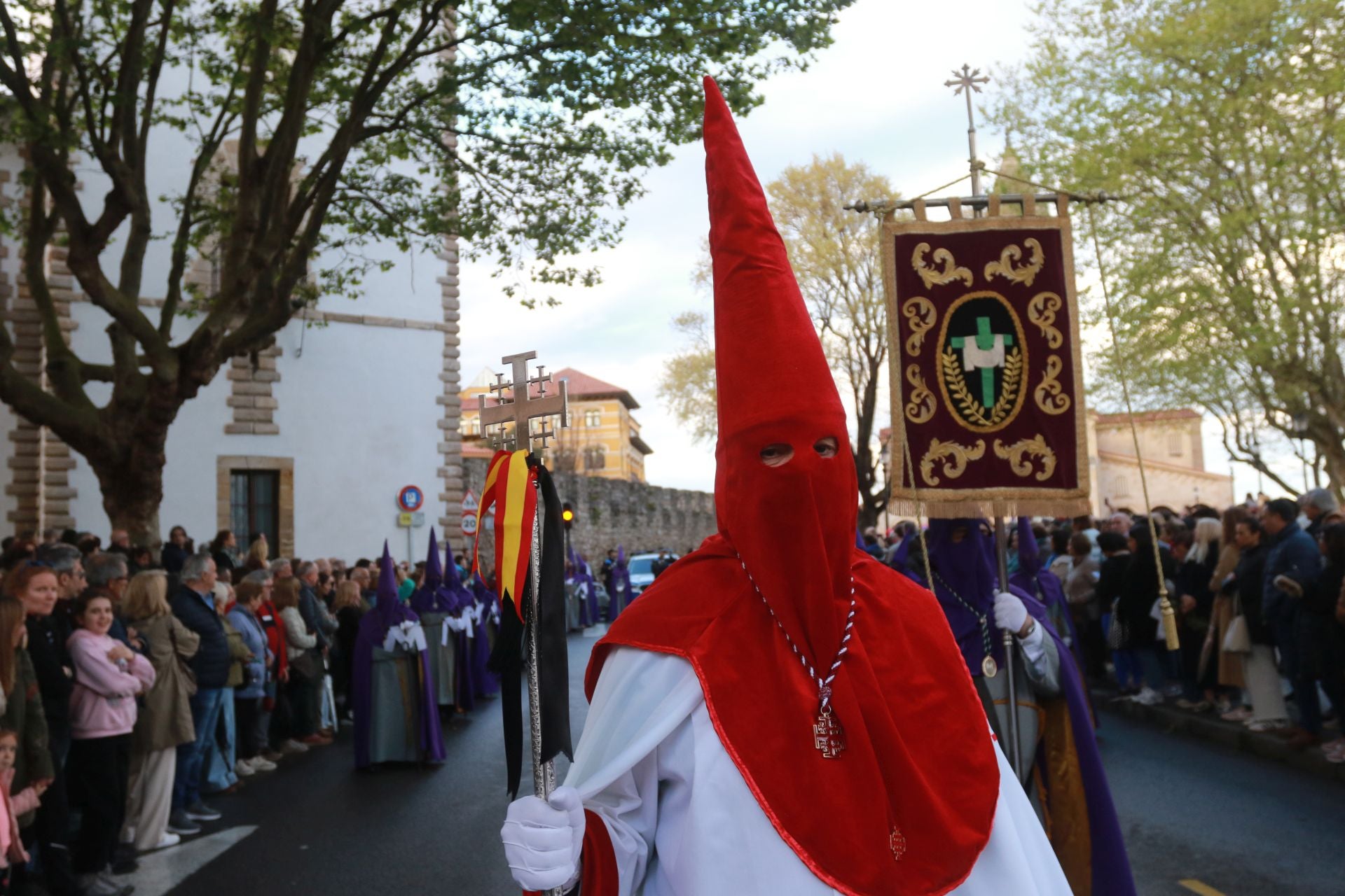 La procesión del Santo Entierro de Gijón desafía a la lluvia